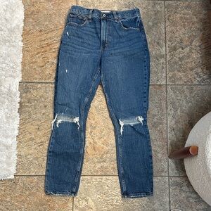 Skinny Jean with knee cut out